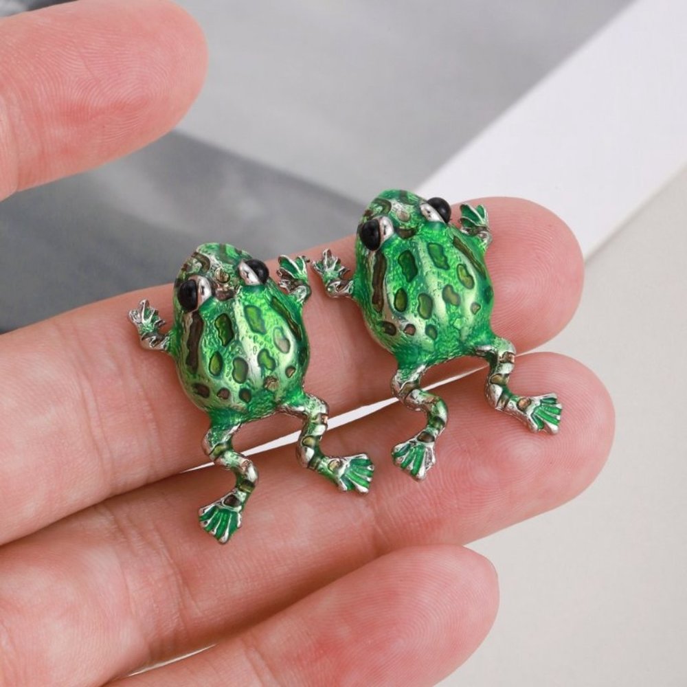 OMG!  Plump Little Jumping Frog Earrings!  NEW and SWEET AS CAN BE!